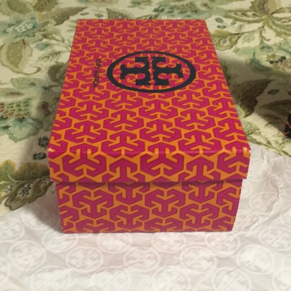 Large Tory Burch Gift Bag, shoe box and 3 sheets of tissue paper. - Picture 3 of 6